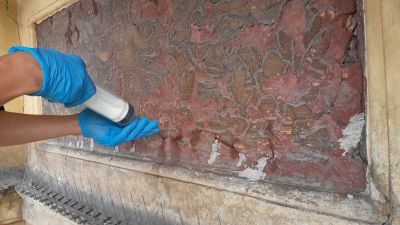 Wykonywanie iniekcji tj. podklejanie odspojonych partii oraz niwelowanie istniejących rozwarstwień (ul. Sobieskiego 5). Fot. ze zbior&oacute;w autorki